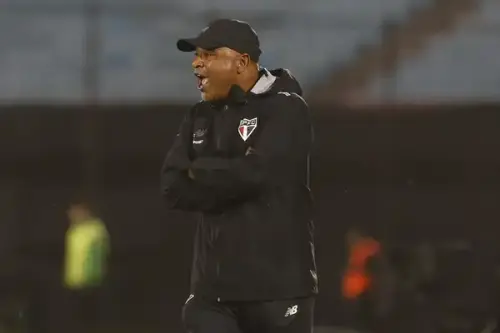 Roger Machado surpreende e utiliza jogadores da base no profissional