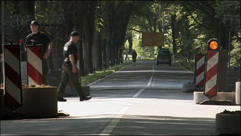 Der.Zaun.2007.576i.DVD.REMUX.DD.2.0.MPEG2 lapping.0:53:27.width=350.png