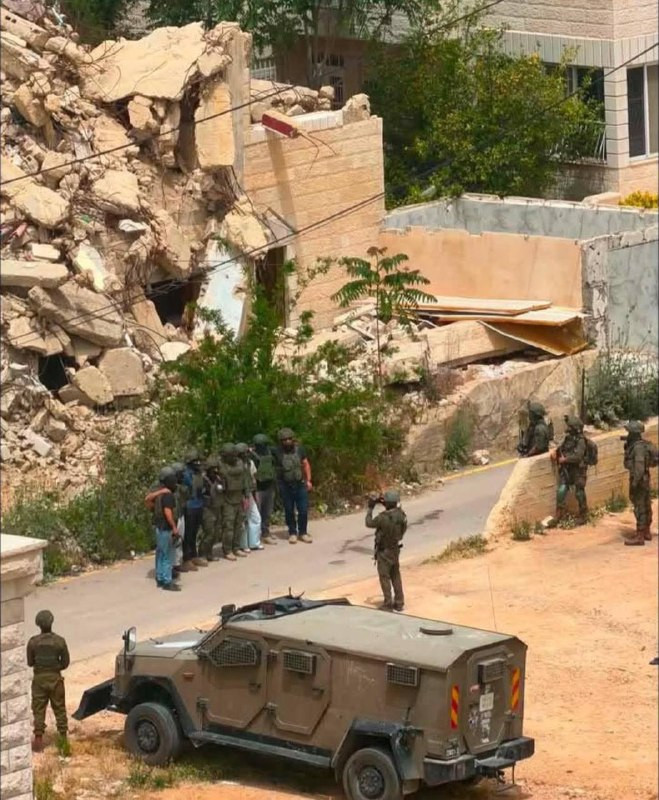 جنود الاحتلال يلتقطون صورًا أمام منزل الأسير باجس نخلة في مخيم الجلزون شمالي مدينة رام الله، والذي تم هدمه قبل عامين ونصف على يد الجيش الإسرائيلي....
