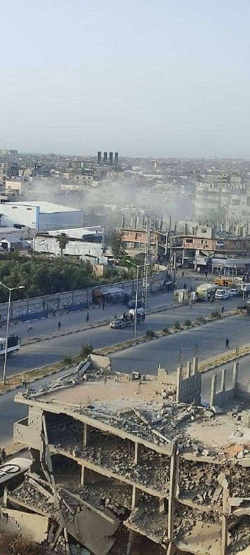صورة| اللحظات الأولى عقب استهداف طيران الاحتلال لشارع صلاح الدين، شرق مخيم النصيرات وسط قطاع غزة....