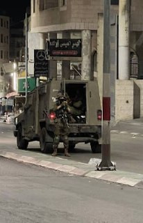 صورة | جانب آخر من اقتحام قوات الاحتلال لشارع عمان شرق نابلس، لتأمين اقتحام المستوطنين لقبر يوسف...