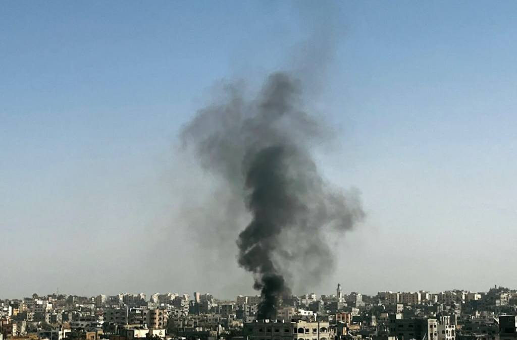 أعلنت أطباء بلا حدود أن دبابة إسرائيلية أطلقت قذيفتين قرب عيادة الطيب في بيت لاهيا شمال قطاع غزة، ما أدى إلى إصابة 12 مدنيًا على الأقل.

وقالت المنظمة...