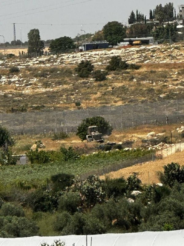صورة| جرافات الاحتلال تجرف أراضٍ فلسطينية في قرية واد الرشا، قضاء قلقيلية....