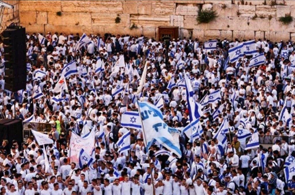 أفادت وسائل إعلام إسرائيلية بأن نحو 50 ألف مستوطن سيشاركون الخميس في “مسيرة الأعلام” التي ستجوب أحياء فلسطينية في القدس الشرقية المحتلة.

وذكر موقع “و...