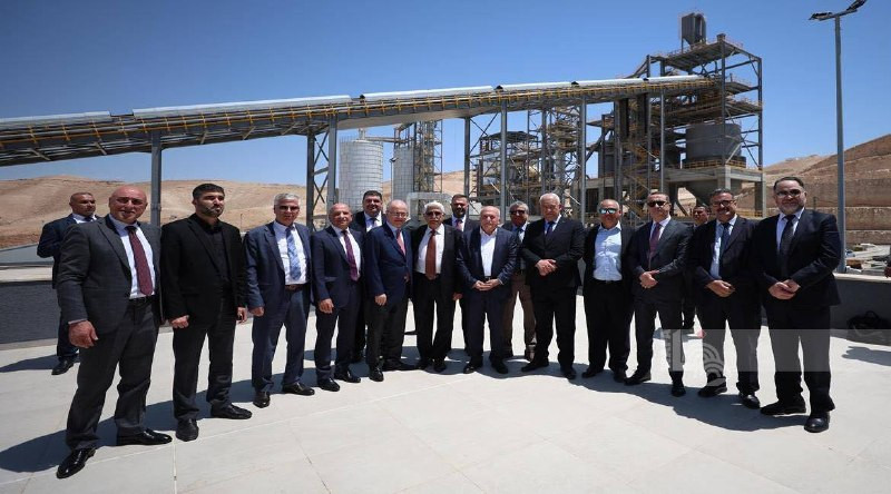 رئيس الوزراء يطلع على المدينة الصناعية في مدينة أريحا
والتحضيرات جارية لافتتاح مطحنة اريحا لتصنيع الاسمنت بتكلفة  115 مليون  دولار وستساهم في توفير مخ...