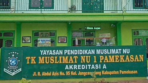 Biru dan Emas Meriah Bazar Takjil Ramadhan Banner Landscape.jpg