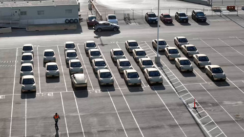 r6295F2pgFkSw uc.jpg