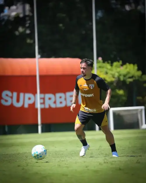 Artur participa de primeiro treino tático no São Paulo sob comando de Roger Machado