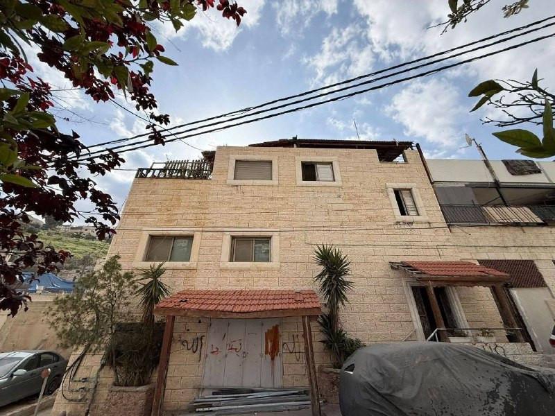 قوات الاحتلال تهدد بهدم منزل المسنة أم برهان قويدر (97 عامًا) في حي البستان جنوبي المسجد الأقصى المبارك، حيث إن المنزل قائم منذ عام 1970، وتعيش فيه إل...