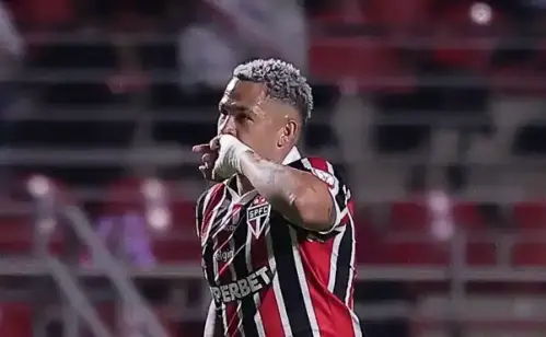 DECISIVO! Atacante brilha com golaço em vitória do São Paulo contra O"Higgins