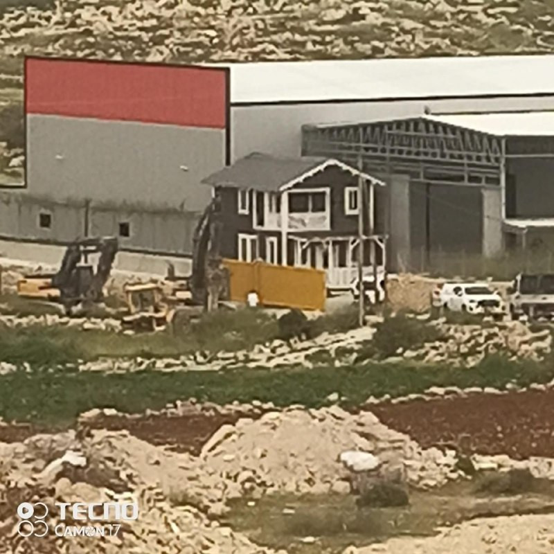 جرافات الاحتلال تشرع في هدم مصنع في بلدة بيت أولا بالخليل....
