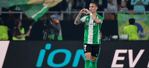 Antony comemorando gol marcado contra o Lyon aspect ratio 512 320.jpg