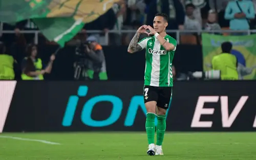 Antony comemorando gol marcado contra o Lyon aspect ratio 512 320.webp