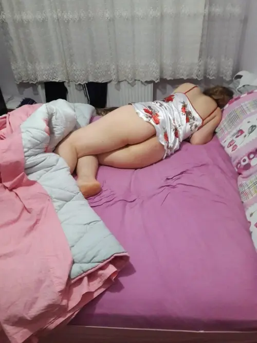 البوم ديوث خول يصور مراته و هي نايمه بقميصان النوم يعريها و يصور و هو بينيكك طيزها الطريه 6