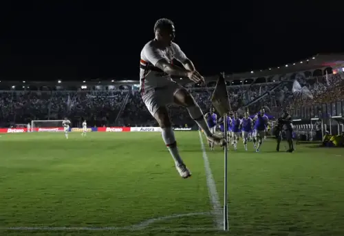 Luciano brilha, mas falhas defensivas derrubam o São Paulo no Brasileirão