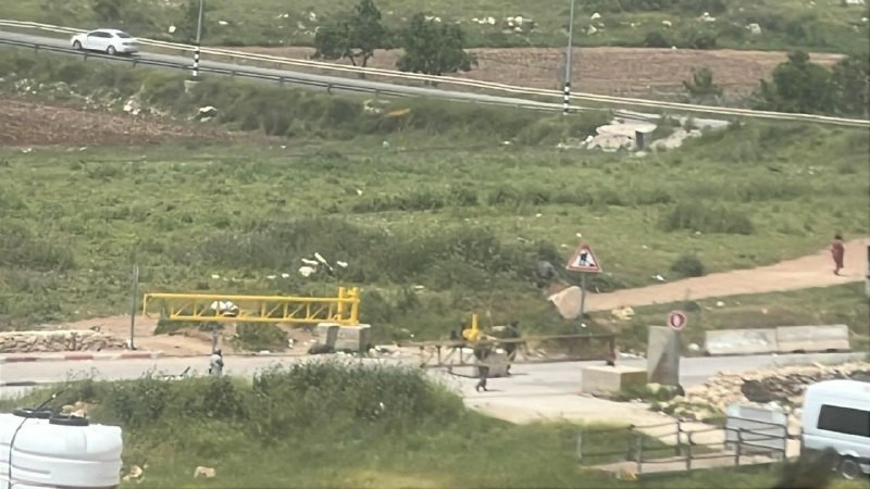 الاحتلال يعيد فتح بوابة مدخل مخيم الفوار...