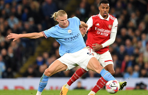 erling haaland manchester city e gabriel magalhaes arsenal disputam bola em partida pela premier lea.jpg