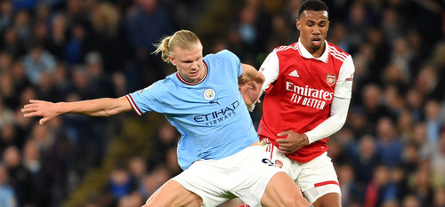 erling haaland manchester city e gabriel magalhaes arsenal disputam bola em partida pela premier lea.jpg