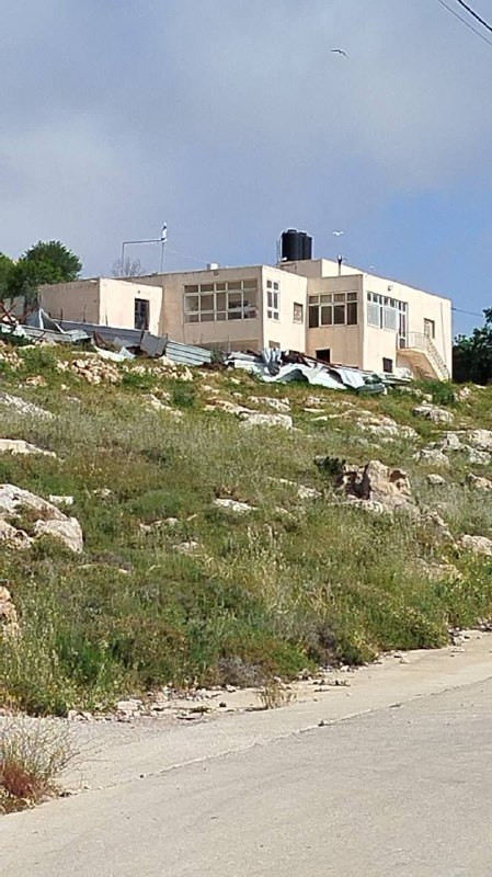 مستوطنون يعتدون على منزل عائلة في قرية دير جرير شرق رام الله ويعلقون علم الاحتلال على سطحه....