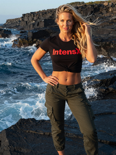attractive deutsche blondine felsklippe meer goldene stunde IntensX front 2026 einzigartig.png