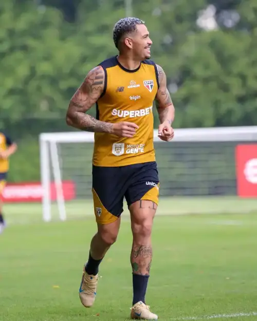 Titulares em ação e desfalques intensificam recuperação no CT