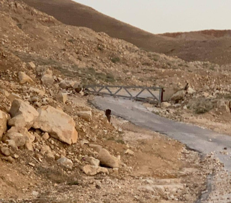 مستوطنون يغلقون شارع وادي القلط غرب أريحا شمال مخيم عقبة جبر، بعد نصب بوابة حديدية وقطع الطريق....