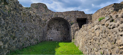 ArchedwallatPompei.jpg