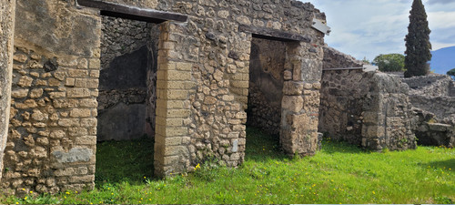 wallsofPompeii.jpg