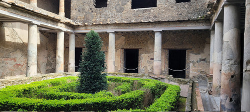 coutryardatPompei.jpg