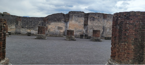 brokencolumsatTemple of Pompei.jpg