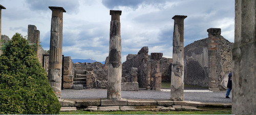 ColumnsofPompei.jpg