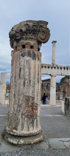 columnoftempleatPompei.jpg