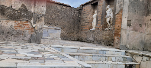 StatuesatPompei.jpg