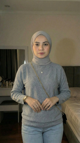 gemini image 2 Ubah baju wanita pada gambar 1 menggunakan baju yang (2).jpg
