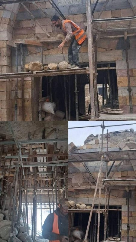 بدء أعمال ترميم بوابة المسجد العمري الكبير في مدينة غزة، بعد الأضرار التي لحقت به خلال حرب الإبادة....
