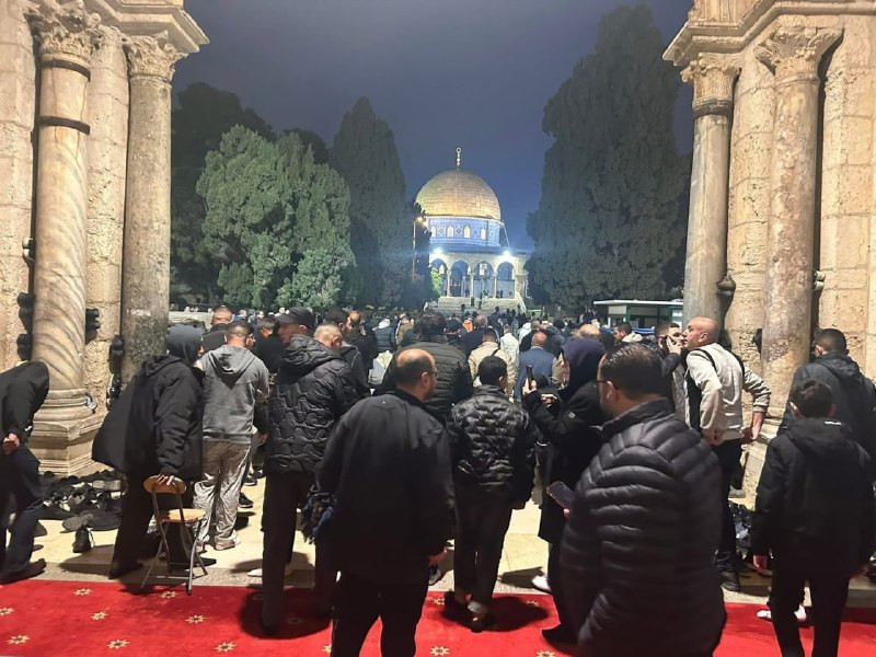محافظة القدس: حوالي 3000 مصل تمكنوا من أداء صلاة الفجر في المسجد الأقصى، بعد 40 يوماً من إغلاقه، رغم إجراءات الاحتلال المشددة التي شملت فحص الهويات وم...