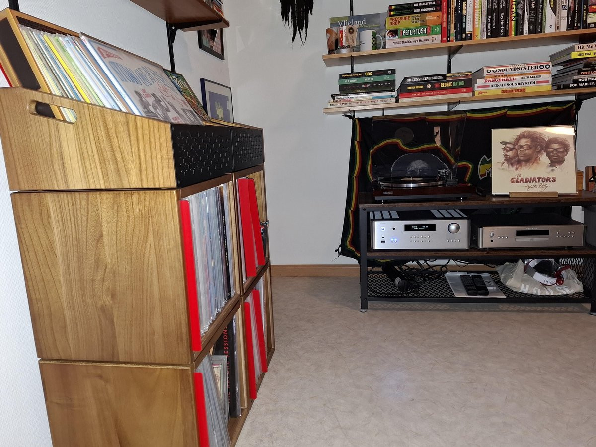 Configuración de almacenamiento de equipos de audio y vinilos para un rendimiento óptimo del tocadiscos