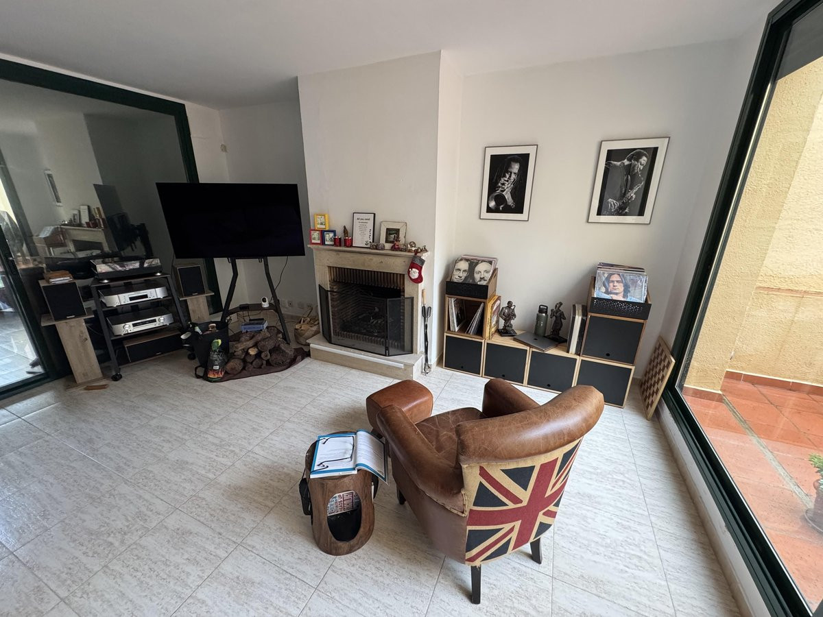 Configuración de vinilo para el hogar con tocadiscos y muebles para guardar discos.