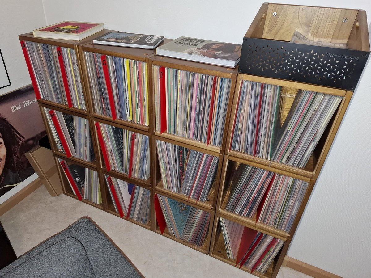 Configuración de plataforma giratoria con colección de vinilo lista para inspección de agujas