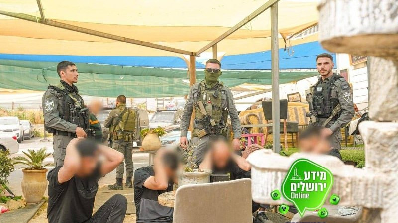 قوات الاحتلال تعتقل 4 عمال فلسطينيين بحجة عدم امتلاكهم تصاريح عمل، بالإضافة إلى صاحب محل لغسيل المركبات في بلدة بيت حنينا بالقدس المحتلة....