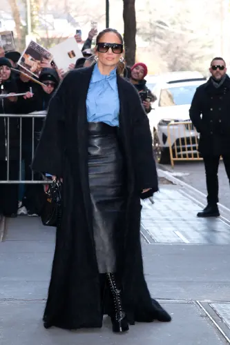 jennifer lopez falda con camisa.webp