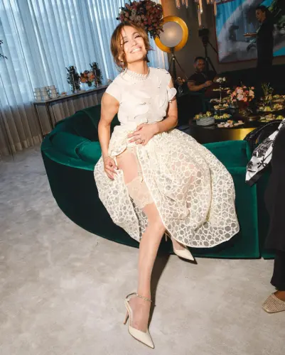 jennifer lopez flashes stockings suspenders 854111586.webp