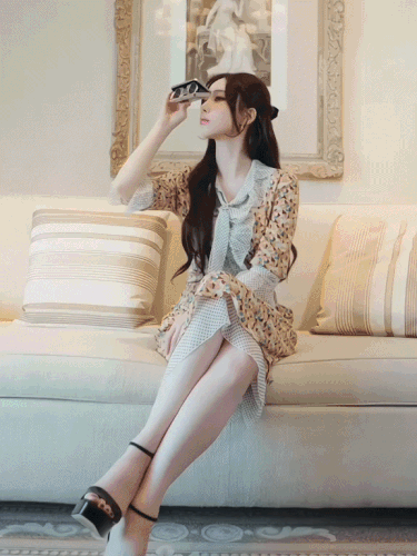 snaptik 7476586382308297990 v3 ezgif.com video to gif converter.gif