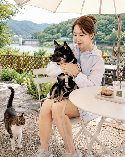 봄, 양수리 까페, 야외테이블에서 레오와 엄마.png
