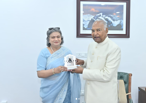 Dr. Upasana Arora Meets Shri Ram Nath Kovind Ji.png
