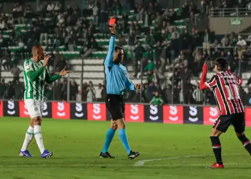 INACREDITÁVEL! Ferreirinha recebe cartão vermelho em apenas 30 segundos em campo