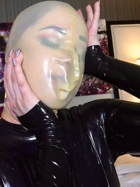 Latexbreathplaymaske Janine sarmiento äußerte furtherstr 5 wendelstein.jpg