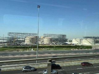 في دبي، البدء بتركيب شبكات حديدية على مواقع استراتيجية مرتبطة بصناعة النفط؛ خشية من الضربات الإيرانية....