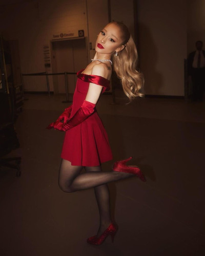 ariana grande 12 11 2023 12.jpg