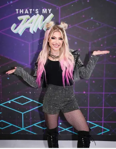 alexa bliss is still your queen of pegging champion v0 r5e7kh91ccya1.webp